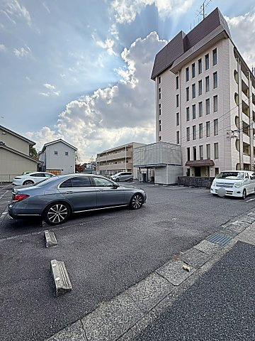 ロイヤルプラザヤマダの駐車場