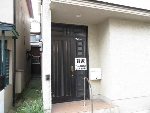 津之江北町貸家のエントランス