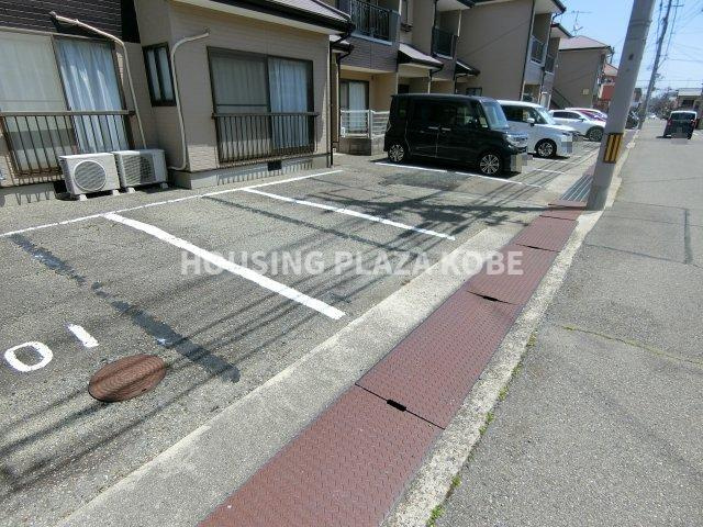 ヴィラクレストの駐車場