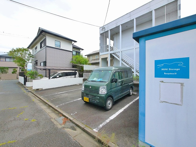 レオパレス相楽台の駐車場|駐車場があるので、車を買う予定の方も安心です