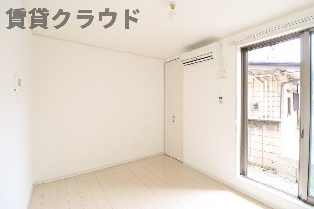 ファミリエールエム本千葉の居間・リビング|エアコンも付いているのでいつでも快適ですね！