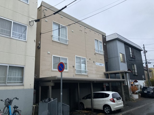 ヒュース南郷１７　B棟の外観