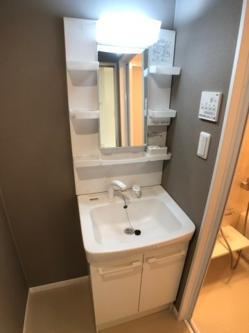 リビングライフ長瀬WESTの独立洗面台