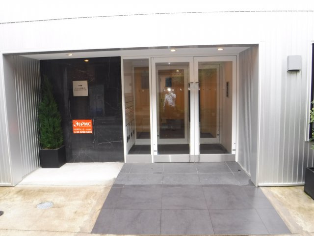 TRYM武蔵小杉のエントランス