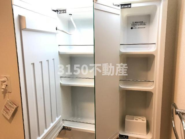 ドルチェ　サクラの洗面所|三面鏡