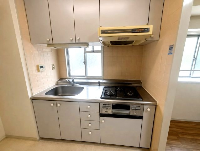 本山ビューハイツのキッチン|収納たっぷりなので調理器具や調味料も出し入れしやすいシステムキッチン
