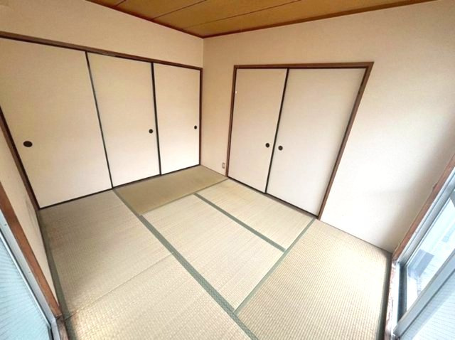 本山ビューハイツの和室|光が沢山取り込める大きな窓。2面採光なので、日差しを長時間受ける事が出来る暖かいお部屋です。
