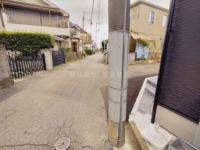 【前面道路含む現地写真】 | 川越市砂新田　全2棟　A号棟 | 都市ガス・本下水