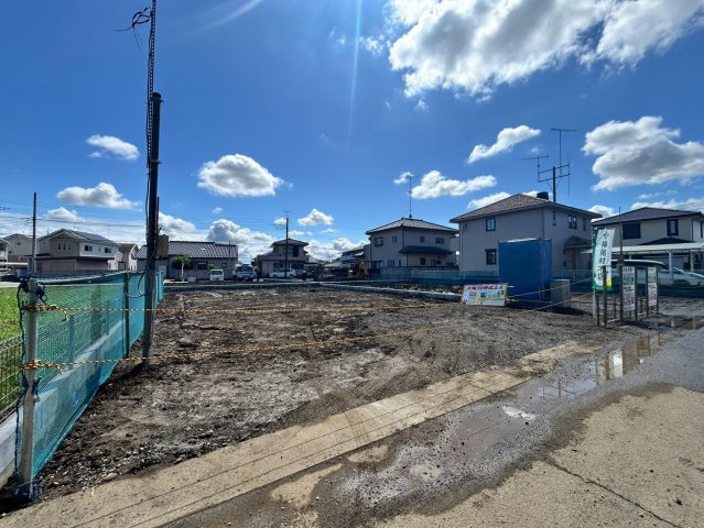 【前面道路含む現地写真】 | 【西矢島第２期　現地外観】
※令和８年９月時点