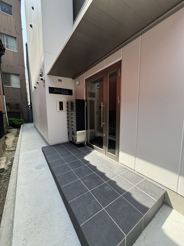 SOLASIA residence 九条のエントランス