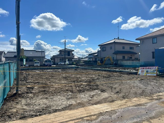 【前面道路含む現地写真】 | 【西矢島第２期　現地外観】
※令和８年９月時点