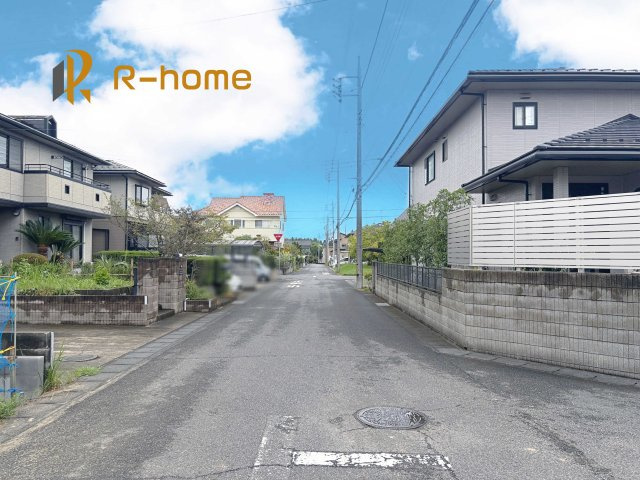 龍ケ崎市松ケ丘5期　新築戸建て　2号棟の前面道路含む現地写真|周辺環境も併せて案内致します♪
閑静な住宅地で笑顔あふれる新生活！
ぜひ現地へお越しください♪