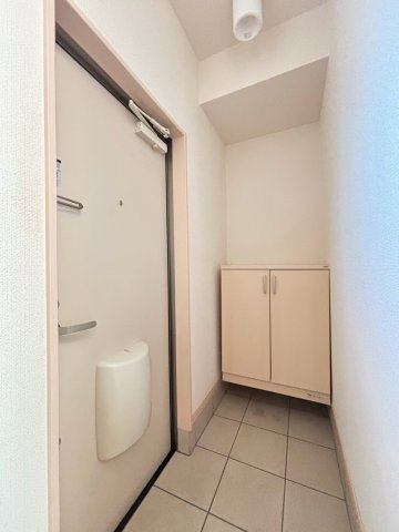 グレイス加茂B棟の玄関