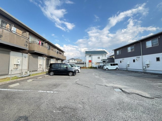 グレイス加茂B棟の駐車場