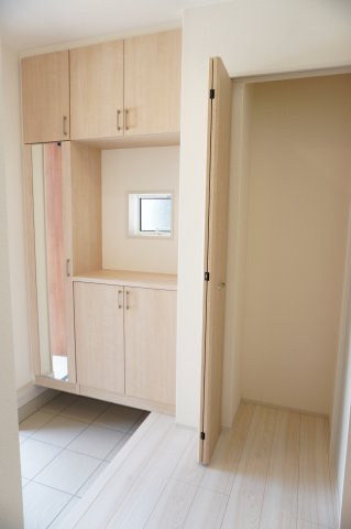 草加市新善町 新築分譲住宅 全8棟 6号棟の玄関