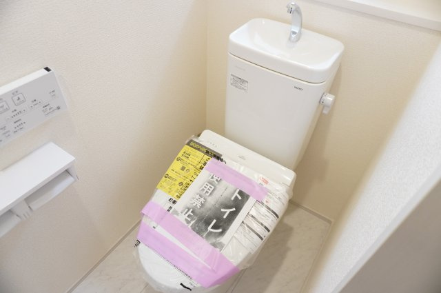 草加市新善町 新築分譲住宅 全8棟 6号棟のトイレ|2階