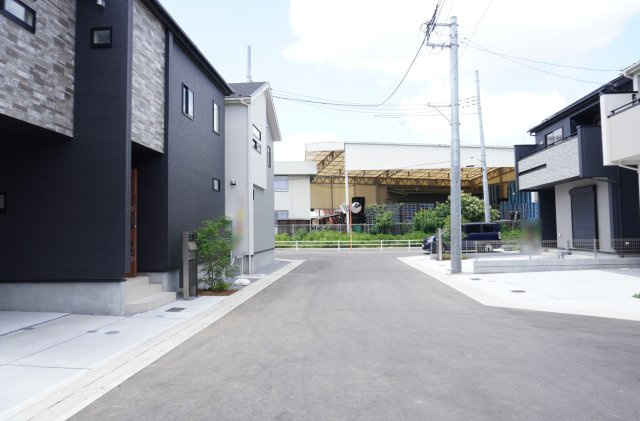 草加市新善町 新築分譲住宅 全8棟 6号棟の前面道路含む現地写真