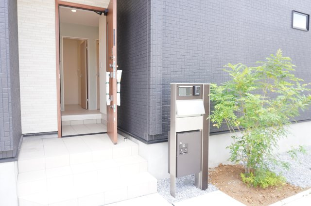 草加市新善町 新築分譲住宅 全8棟 6号棟の玄関|インターホン機能・宅配BOX付き門柱