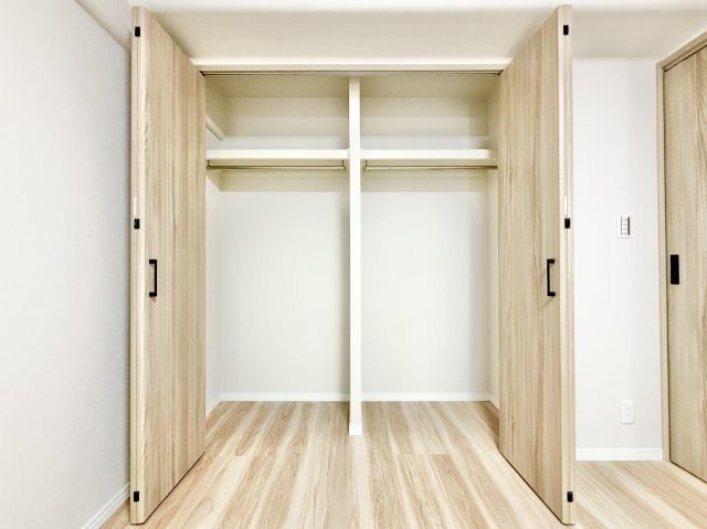 ライオンズマンション八事ガーデン参番館の収納|お気に入りの洋服やバッグを、まるでショップのディスプレイのように美しくしまえる大容量空間。毎日のコーディネート選びが楽しくなり、すっきり片付いたお部屋で過ごすゆとりの時間が生まれます。
