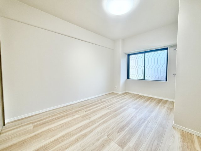 ライオンズマンション八事ガーデン参番館の洋室|テレワークや趣味の部屋としても使い勝手の良い洋室。収納力に優れたクローゼットを備えており、お部屋をすっきり広くお使いいただけます。ライフスタイルの変化にも柔軟に対応できる空間です。
