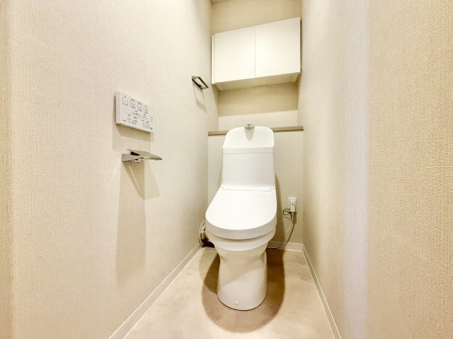 ライオンズマンション八事ガーデン参番館のトイレ|温水洗浄便座付きトイレです♪冬でも快適にお使い頂けます。トイレタンク上に手洗いが付いているので衛生的にも安心です。
