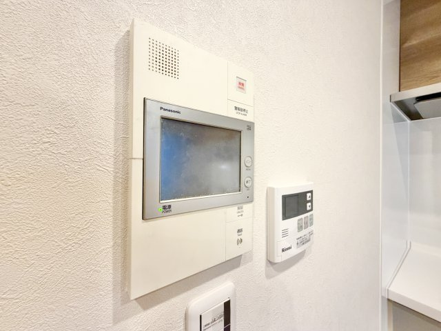 ライオンズマンション八事ガーデン参番館のセキュリティ|大きなモニター付きのインターホンのおかげで玄関まで行かずに訪問者の顔を確認できるので安心してお過ごしできます。留守中の来客も録画機能のおかげで帰ってから確認できます。