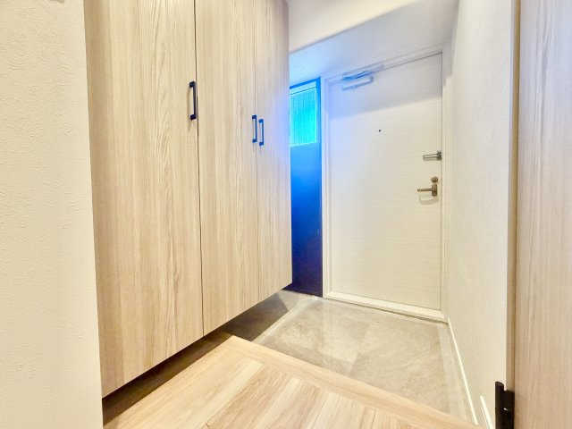 ライオンズマンション八事ガーデン参番館の玄関|スタンダードで使いやすい、落ち着いた雰囲気の玄関スペース。十分な収納力を備えており、ご家族全員の靴をしっかり整理できます。毎日出入りする場所だからこそ、使いやすさと清潔感を大切にしました。
