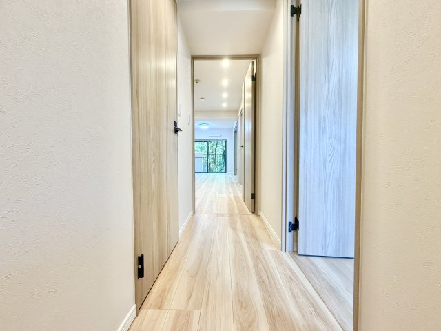 ライオンズマンション八事ガーデン参番館の玄関|「行ってきます」「おかえりなさい」の言葉が響き渡る、家族を優しく迎えるエントランス。自然光が差し込む明るい空間で、訪れるゲストにも好印象を与える、自慢の我が家の顔になります。
