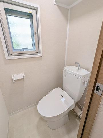 藤阪ハイツD　4棟のトイレ|温水洗浄便座
■物件内覧・資金計画相談・住宅ローン相談、リフォーム相談、お問合せ受付中■
※当日・翌日のご内覧、ご相談はお電話でのお問合せがスムーズです！