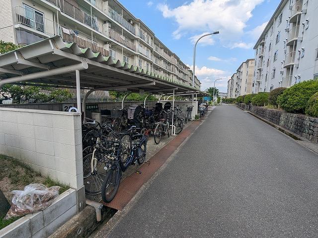 藤阪ハイツD　4棟の駐輪場|■物件内覧・資金計画相談・住宅ローン相談、リフォーム相談、お問合せ受付中■
※当日・翌日のご内覧、ご相談はお電話でのお問合せがスムーズです！