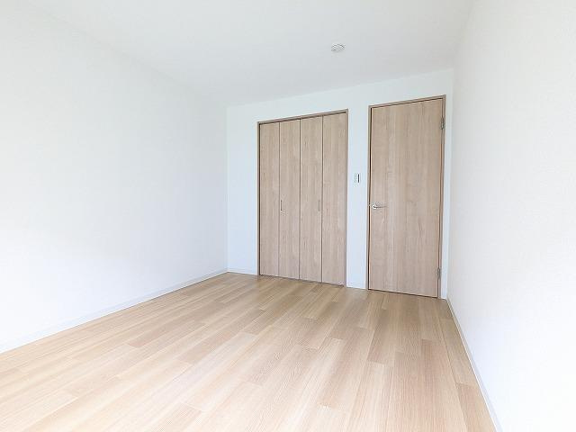 藤阪ハイツD　4棟の洋室|洋室5.9帖
■物件内覧・資金計画相談・住宅ローン相談、リフォーム相談、お問合せ受付中■
※当日・翌日のご内覧、ご相談はお電話でのお問合せがスムーズです！
