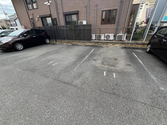 ドゥジェーム・パレーの駐車場