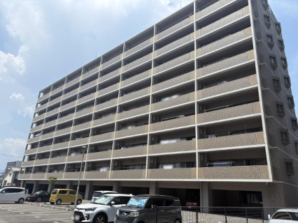 「駐車場無料」高知市北久保アルファステイツ北久保　中古マンションの外観|整えられた綺麗な街並みに馴染む落ち着いた佇まい。