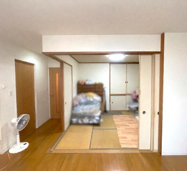 「駐車場無料」高知市北久保アルファステイツ北久保　中古マンションの和室|くつろぎの時間を演出する、LDK一体利用可能な和室。