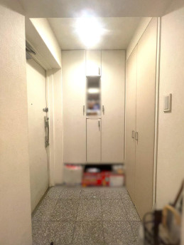 「駐車場無料」高知市北久保アルファステイツ北久保　中古マンションの玄関|スッキリ片付く収納豊富な明るい玄関スペース。