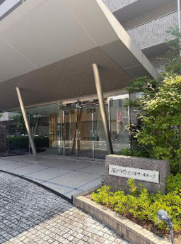 「駐車場無料」高知市北久保アルファステイツ北久保　中古マンション|住む人を心地よく迎える、気品あるメインアプローチ。