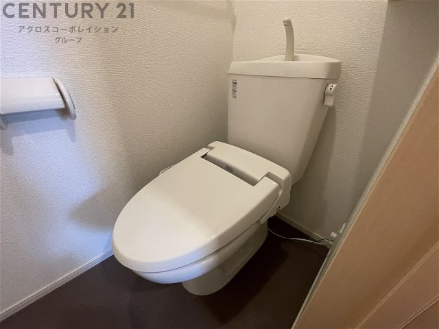 温水洗浄便座付きのトイレです♪