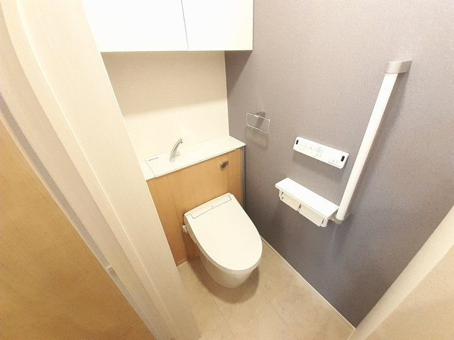 温水洗浄便座付きのトイレです♪