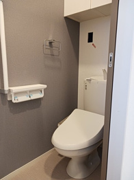 温水洗浄便座付きのトイレです♪