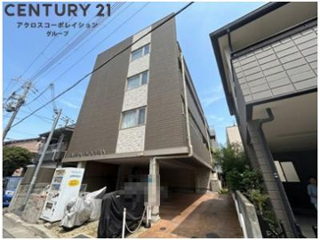 オートロックで外部の人間が簡単に出入りできないため安心です。
