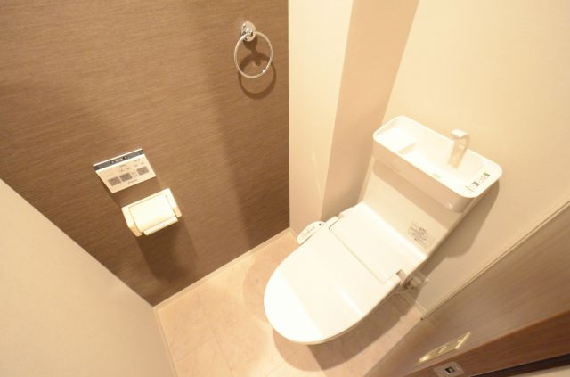 温水洗浄便座付きのトイレです♪
