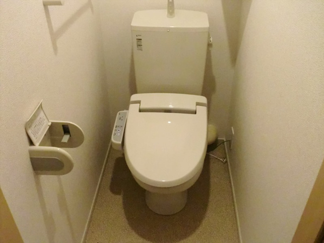 温水洗浄便座付きのトイレです！