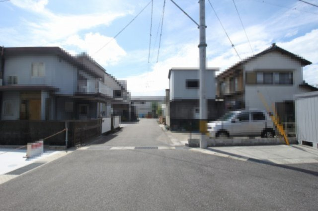 南国市大そね甲　新築戸建の前面道路含む現地写真
