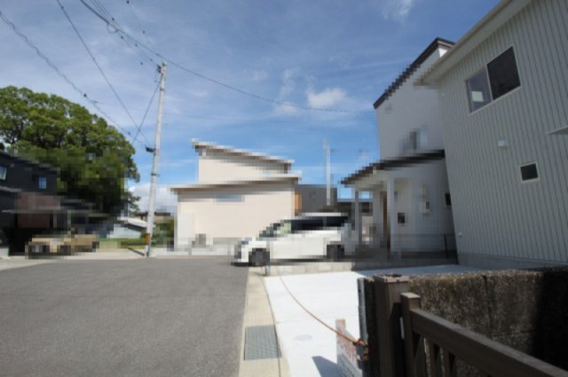 南国市大そね甲　新築戸建の前面道路含む現地写真