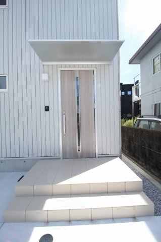 南国市大そね甲　新築戸建の玄関