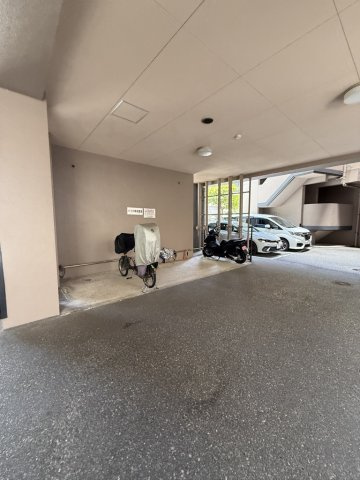 ロワールマンション西公園東の駐車場