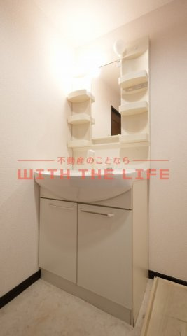天神アコールマンション【10,000円キャッシュバック対象物件】の独立洗面台|独立洗面台、小物を置くことができて便利です