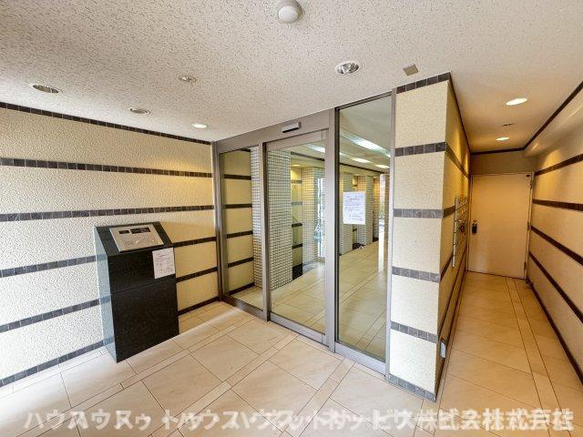 第16シントウキョウビルのエントランス|建物の内部です