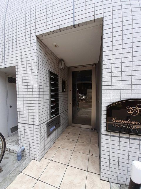 グランドール日暮里のエントランス