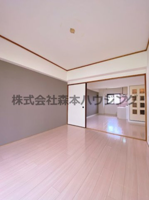 【洋室】 | 　サンファーストウエダ | 広々とした洋室です